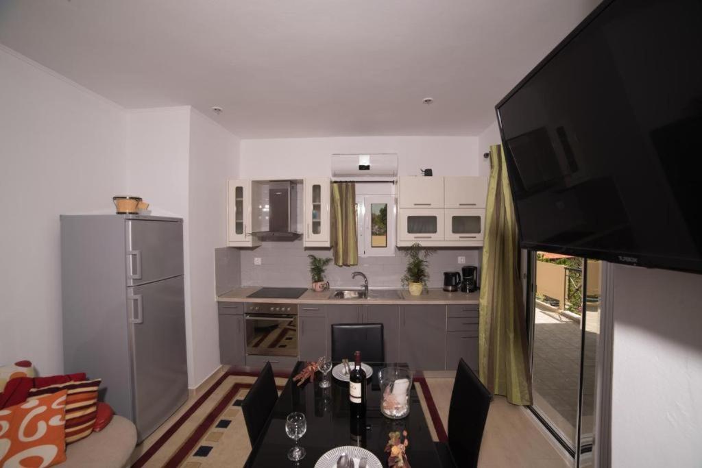 Bodikos Apartments Pitsidia Bagian luar foto
